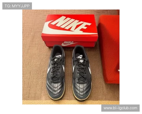 以纯黑足球鞋为标志的门将是谁 他的故事与影响力解析