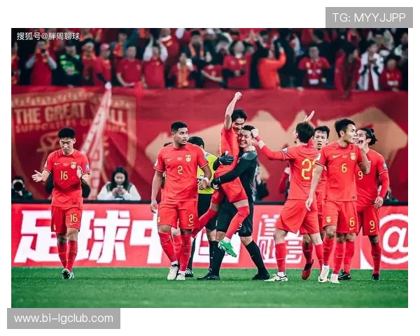 足球通道霸气进场瞬间展现球员气场与竞技风采